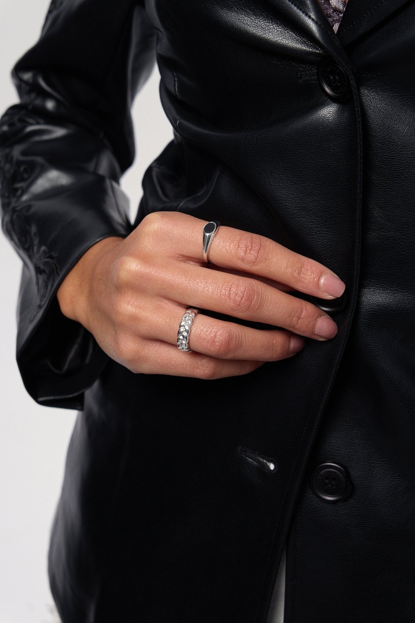 Denise Black Agate Signet Ring - Flaire & Co.