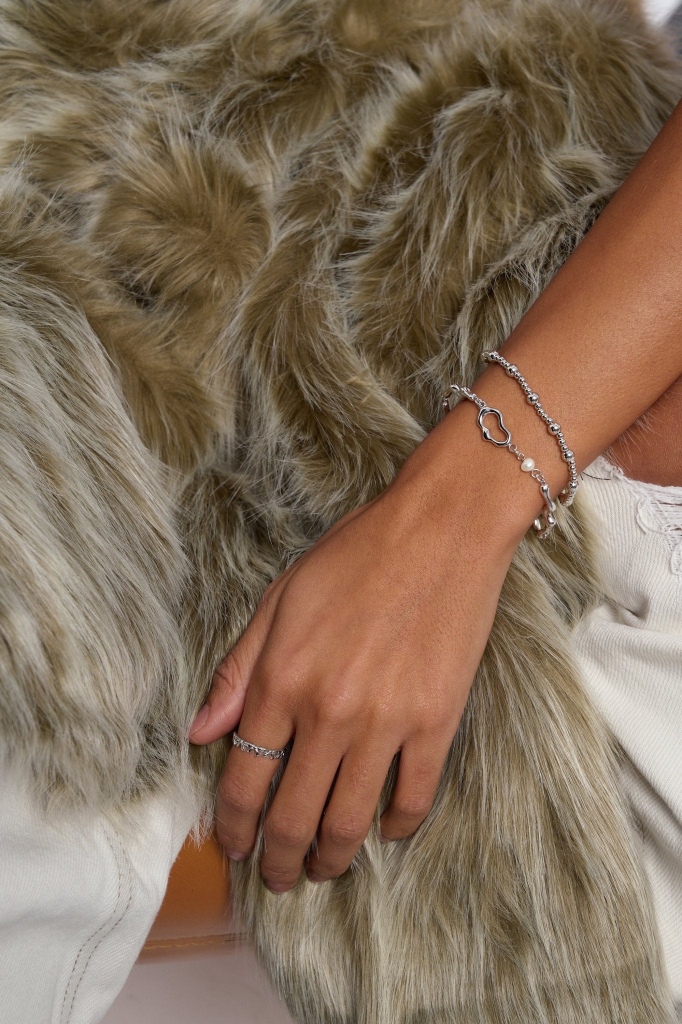 Yara Organic Asymmetrical Pearl Bracelet | Flaire & Co.