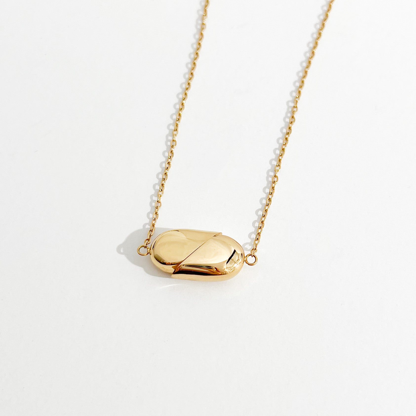 Magnetic Heart Necklace in Gold - Flaire & Co.