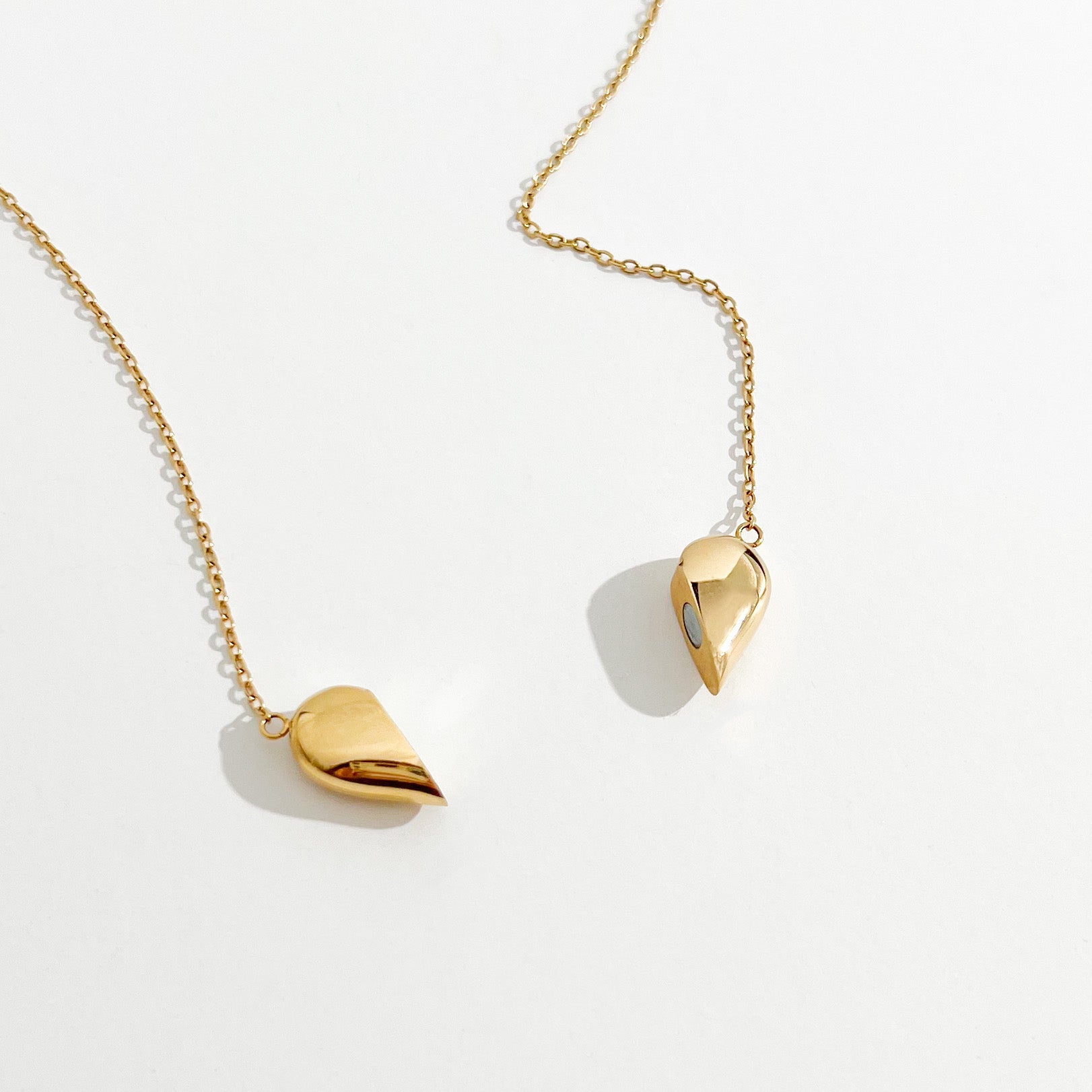 Magnetic Heart Necklace in Gold - Flaire & Co.