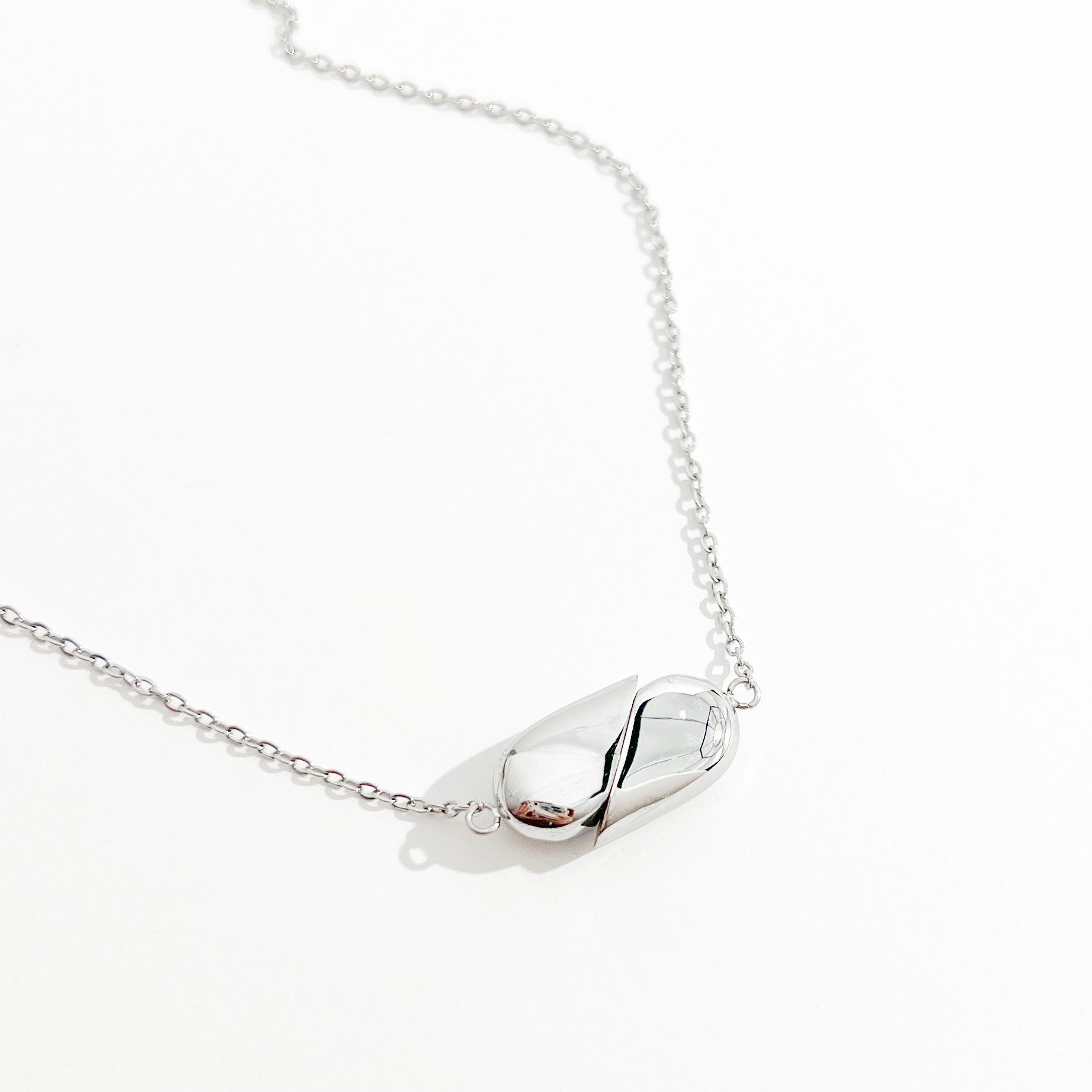 Magnetic Heart Necklace - Flaire & Co.