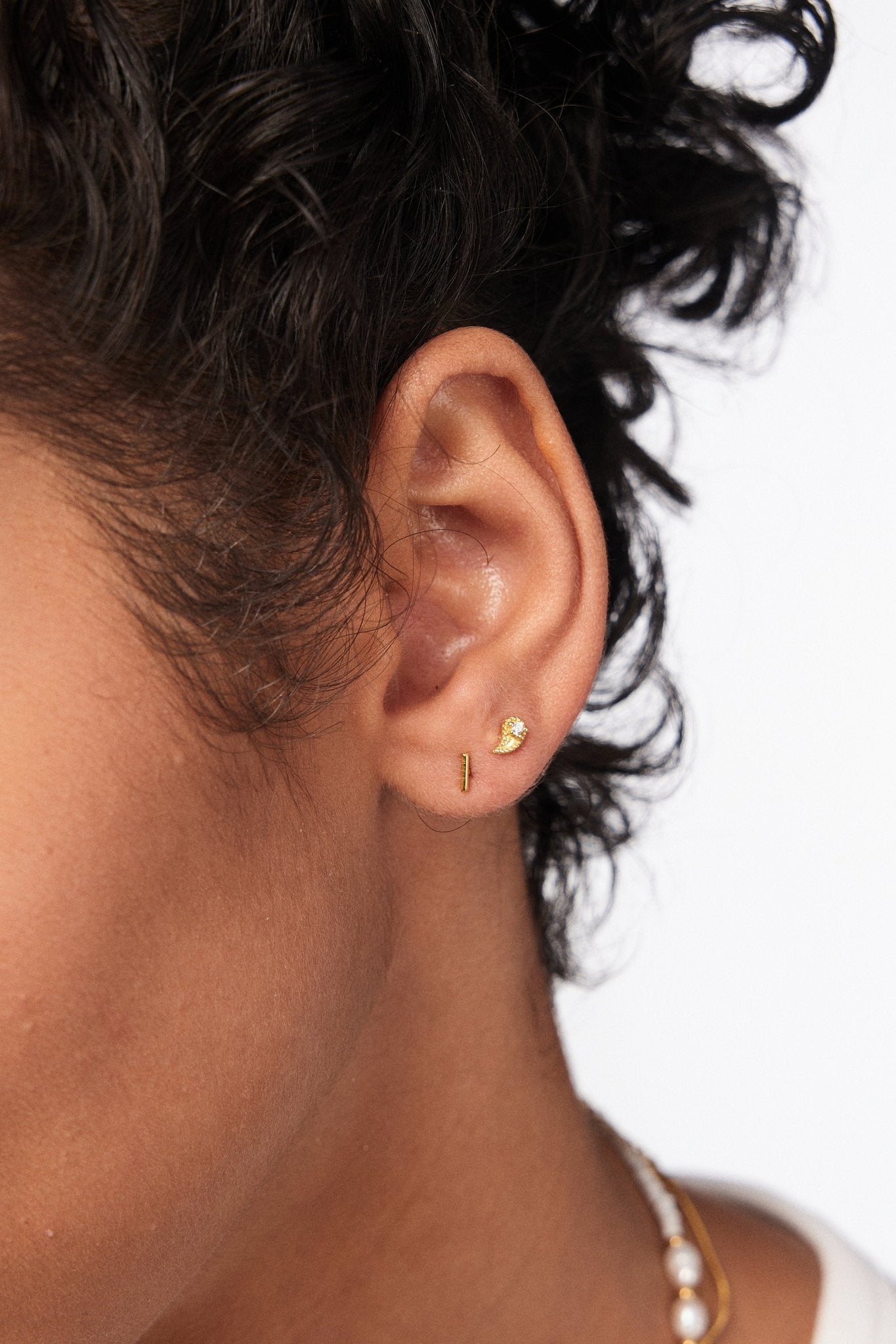 Simple Bar Stud in Gold - Flaire & Co.