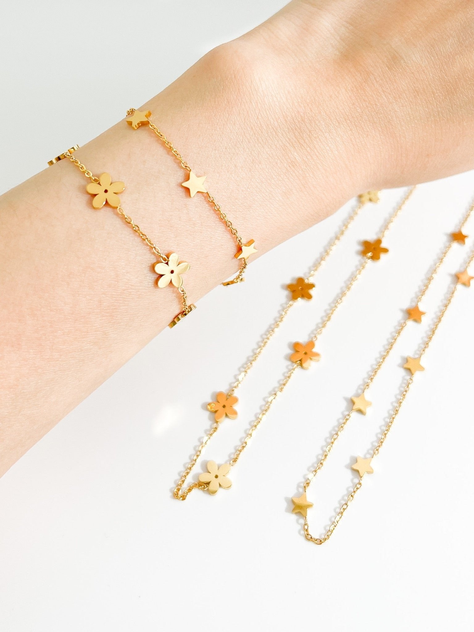 Simply Floral Gold Bracelet - Flaire & Co.