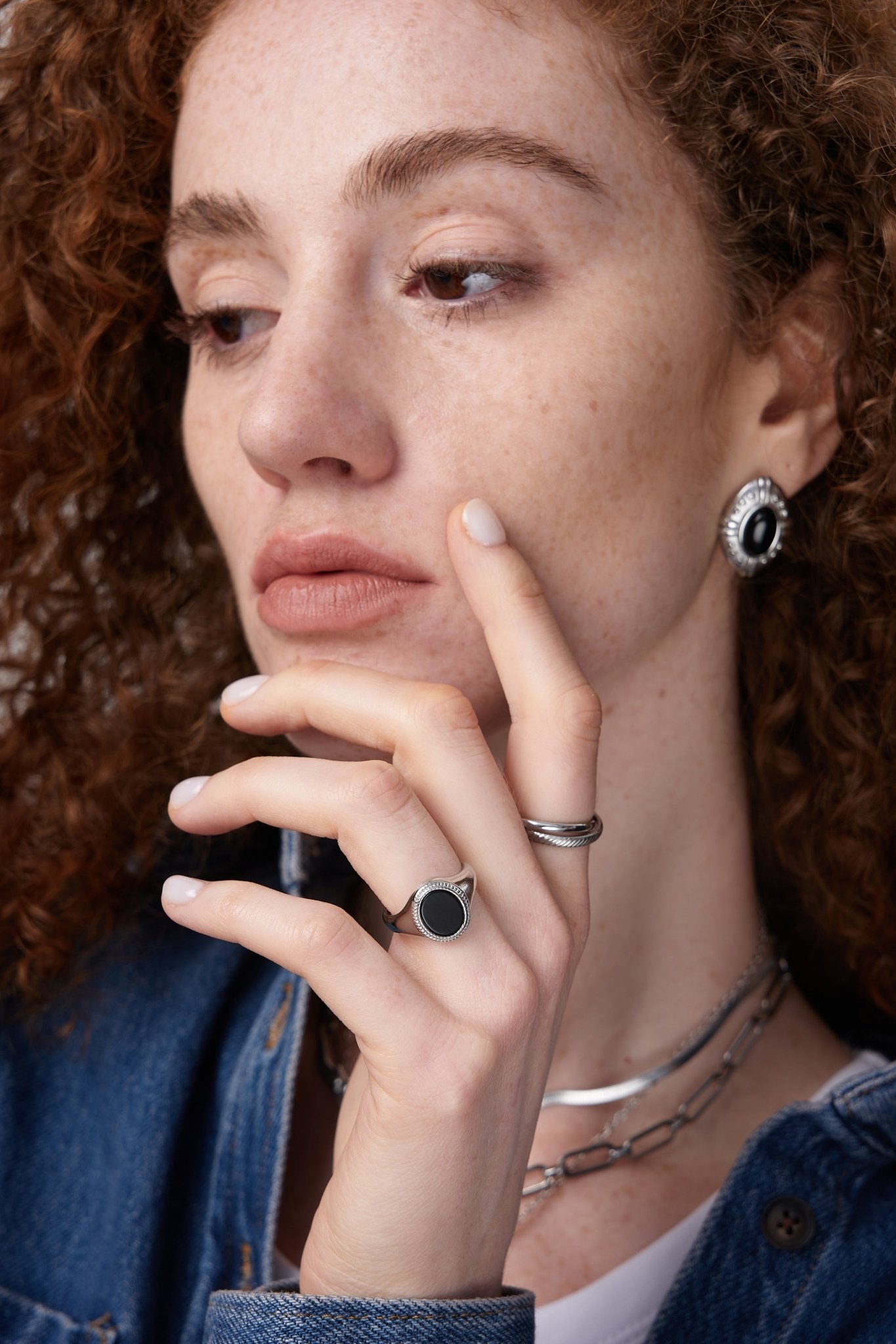 Black Agate Oval Signet Ring - Flaire & Co.