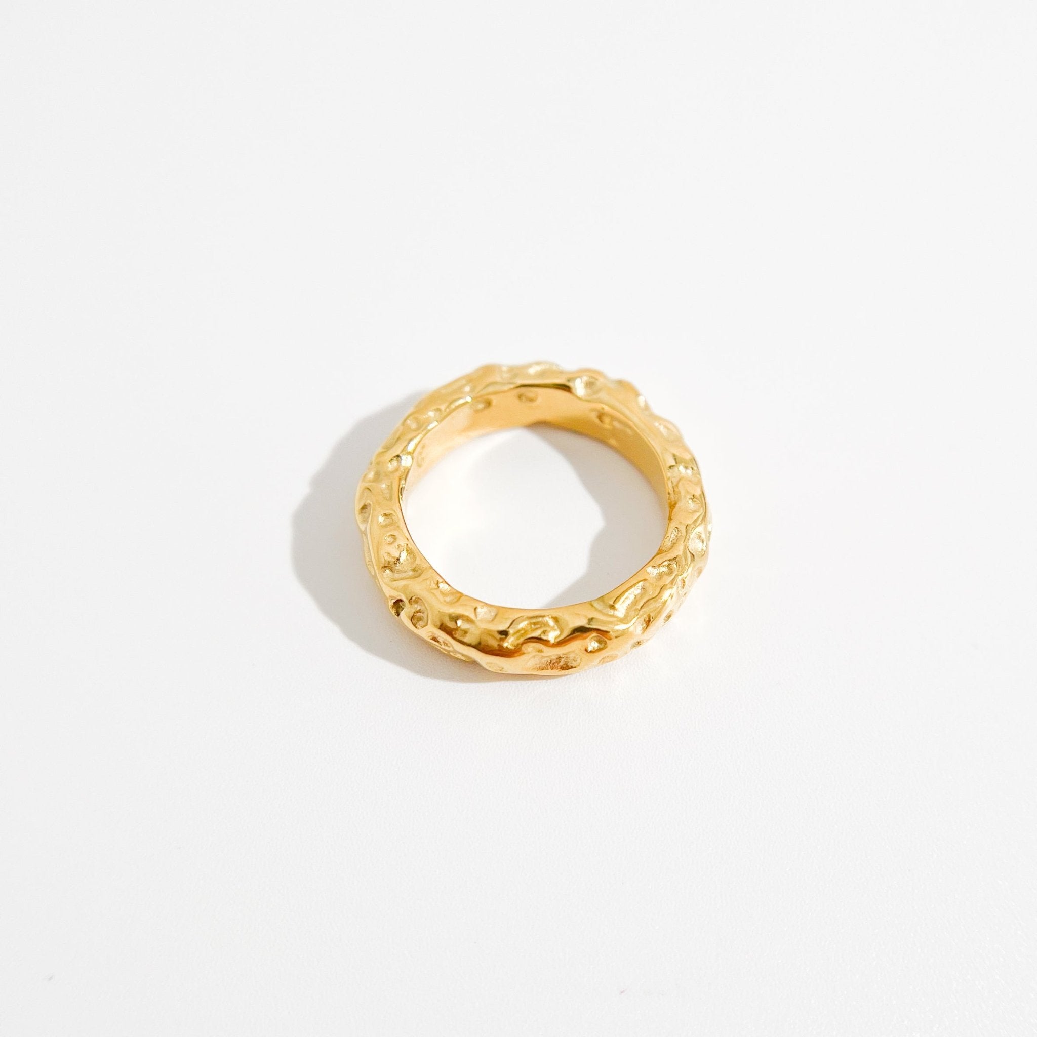 Hammered Ring in Gold - Flaire & Co.