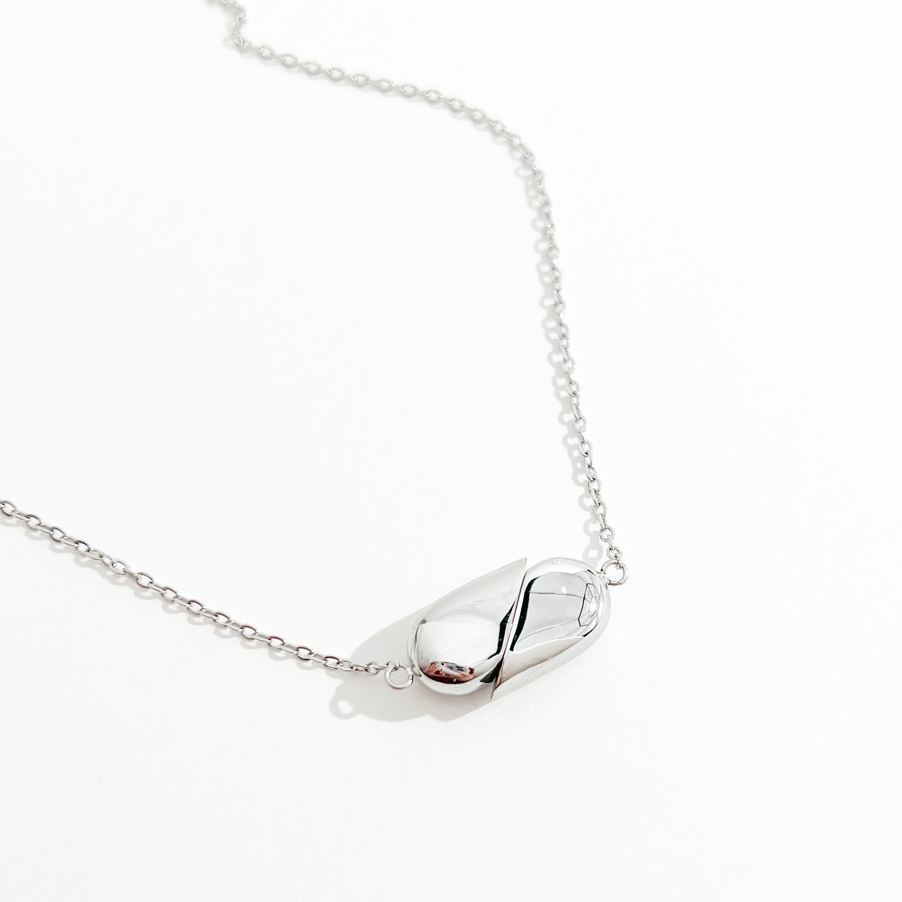 Magnetic Heart Necklace in Silver - Flaire & Co.
