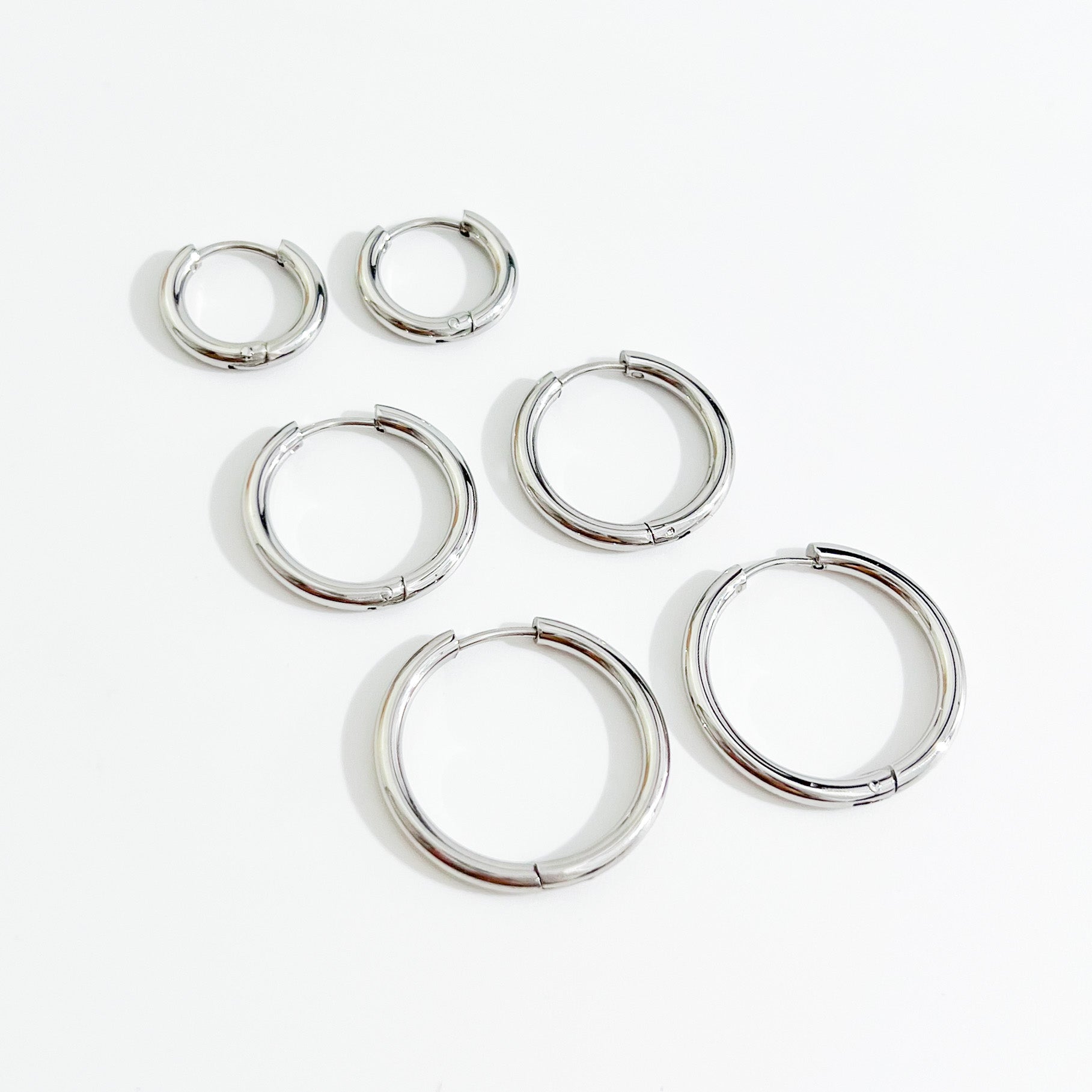 Regular Everyday Seamless Silver Hoops (2.5cm) - Flaire & Co.