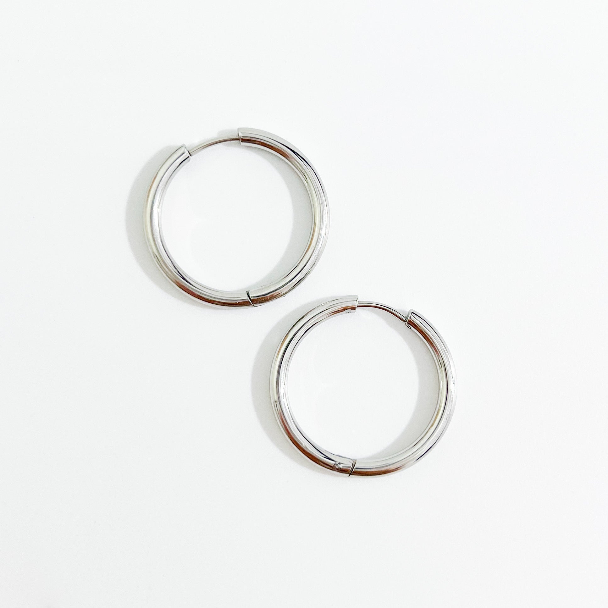 Regular Everyday Seamless Silver Hoops (2.5cm) - Flaire & Co.