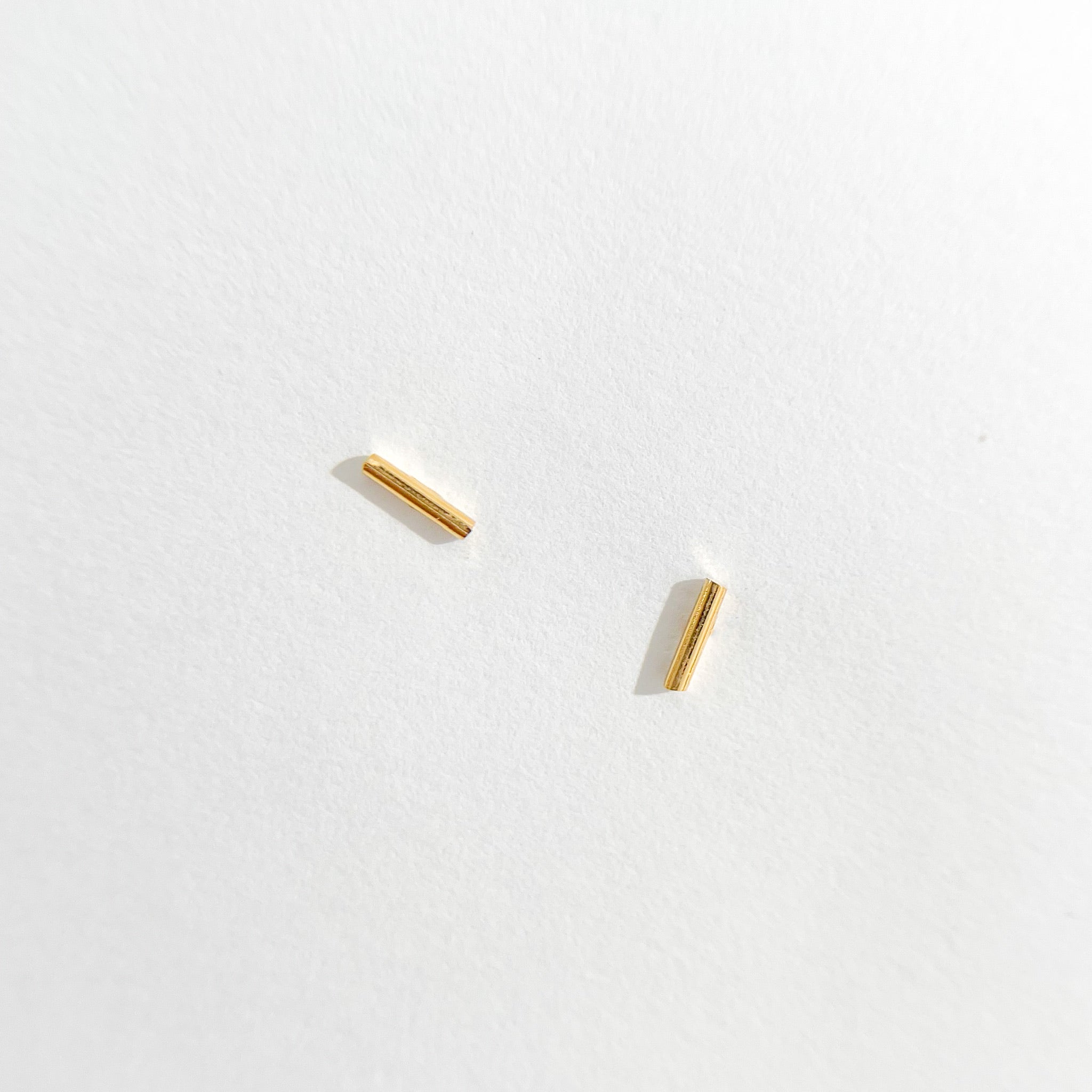 Simple Bar Stud in Gold - Flaire & Co.