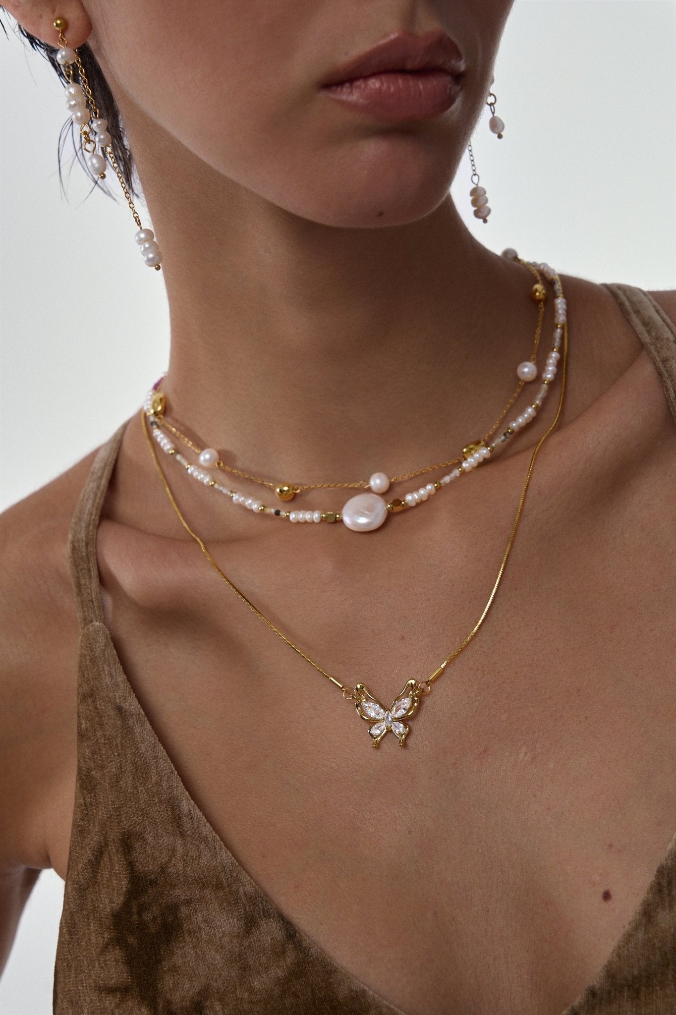 Solis Button Pearl Necklace - Flaire & Co.
